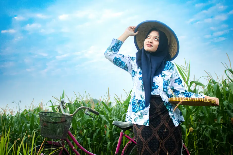 alt deskriptif Indonesia seseorang memadukan pakaian sederhana untuk aktivitas harian