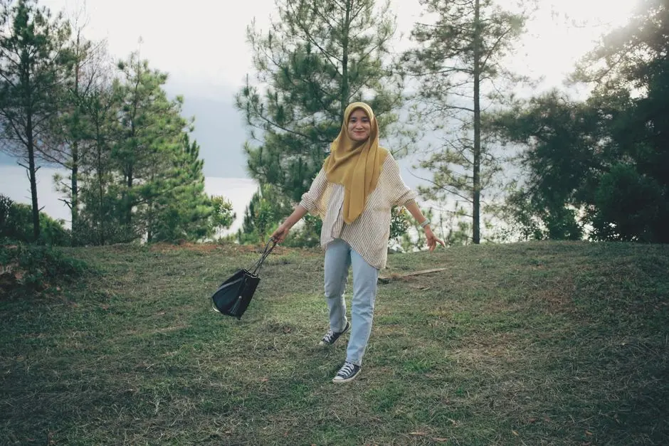 wanita berhijab dengan gaya casual di Solok